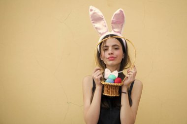Paskalya kadın bej renkli arka plan üzerinde pembe tavşan kulaklı