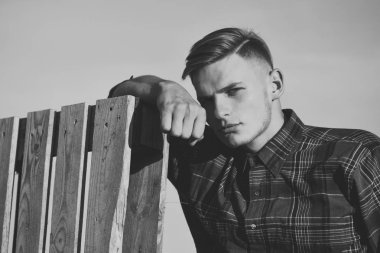 ahşap çit, yorgun adam istirahat.