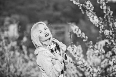 ağaç çiçek açan ve gülümseyen kız, Bahar çiçek çiçek ve kadın