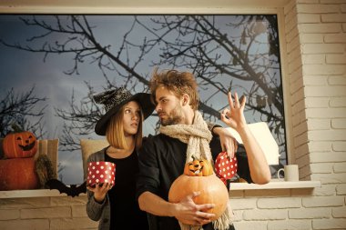 Cadılar Bayramı kız cadı şapka hediye kutusu açma