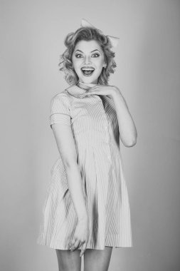 Seksi sarışın kız zarif makyaj ile pinup.