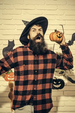 Cadılar Bayramı hipster ekose gömlekli kızgın yüzü ile