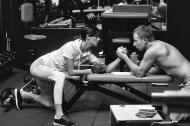 Bilek Güreşi kaslı adam ve kız vasıl jimnastik salonu