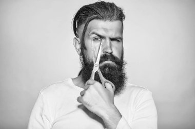 Makasla sakallı adam