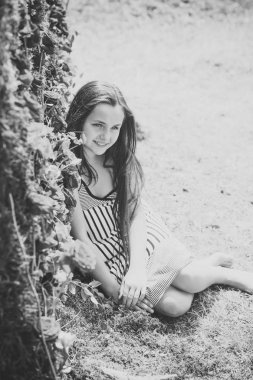 Çiçek dekoru ve gül ile küçük çocuk.