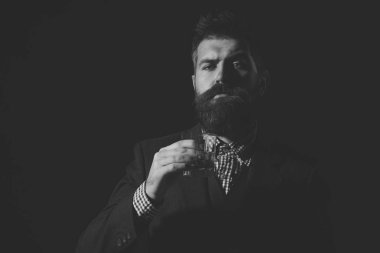 Adam ya da işadamı içecekler wiskey siyah arka plan üzerine.