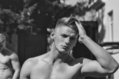 Genç seksi kaslı vücut geliştirmeci