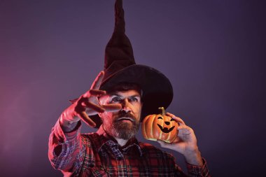 Cadılar Bayramı Balkabağı kırmızı ışık tutan cadı şapka erkekte