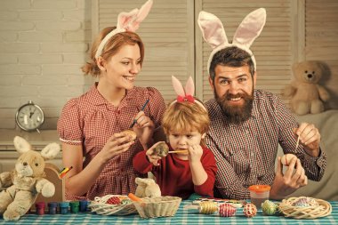 Paskalya, anne, baba ve çocuk bunny kulaklar.