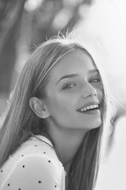 sarışın sevimli kız güneşli