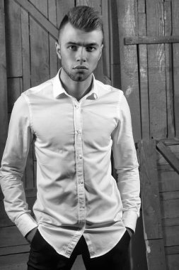 Beyaz gömlekli genç adam.