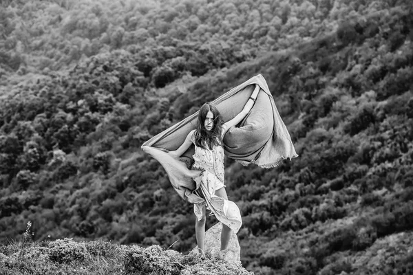 Yeşil dağların üzerinde güzel kız — Stok fotoğraf