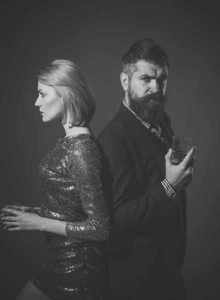 Hombre y mujer en ropa elegante beber wiskey — Foto de Stock