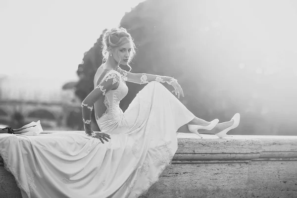 Bella sposa seduta sul ponte — Foto Stock