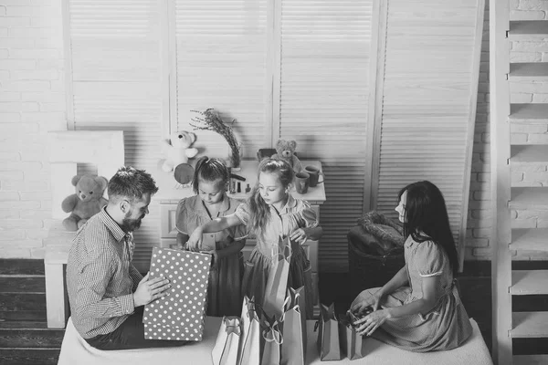 Familie met vrolijke gezichten open presenteert thuis — Stockfoto