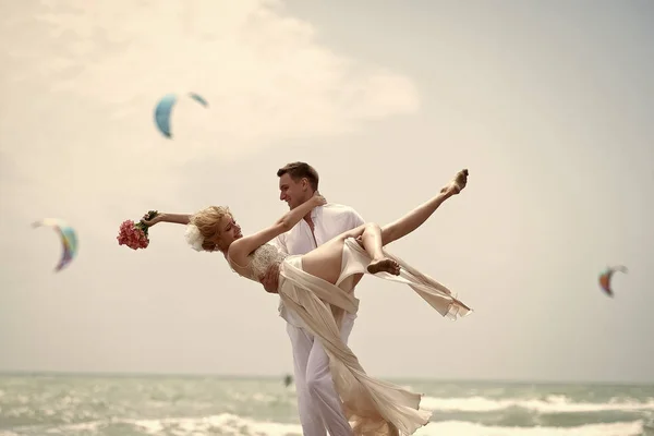 Bonito par de casamento na praia — Fotografia de Stock