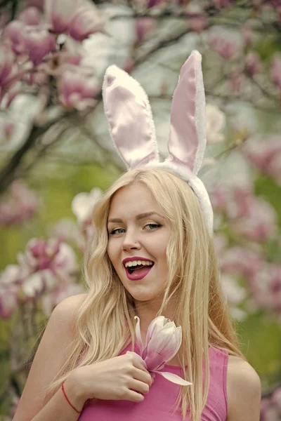 Vrouw die lacht met schattige bunny oren op magnolia — Stockfoto