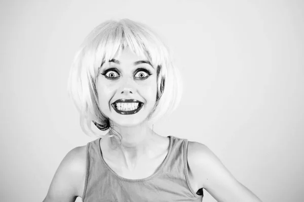 Woman in pink wig with fashionable makeup. — Stock Photo, Image