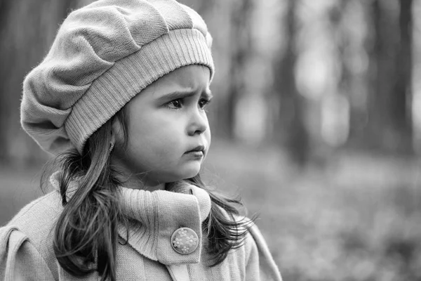 Menina pequena no parque de outono — Fotografia de Stock