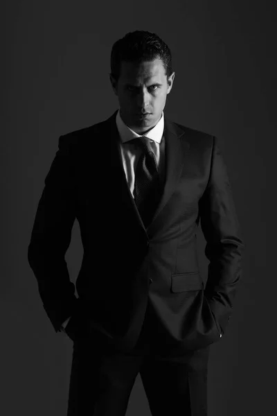 Uomo con viso serio e capelli eleganti in giacca e cravatta — Foto Stock