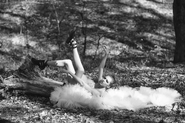 Glamour woman lying in forest — Stock Photo, Image