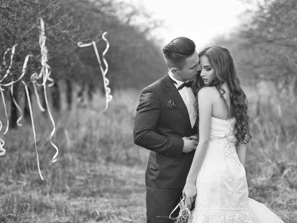 Matrimonio coppia a piedi all'aperto — Foto Stock