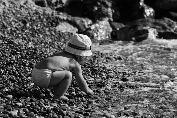 Niño jugando con el agua — Foto de Stock