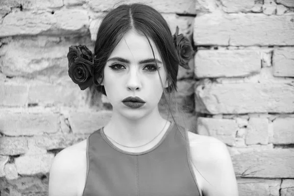Chica con labios rojos y rosas frescas en el pelo —  Fotos de Stock