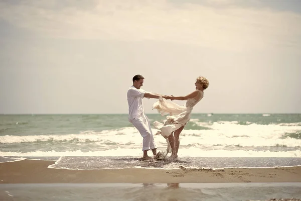 Красивая свадебная пара на пляже — стоковое фото