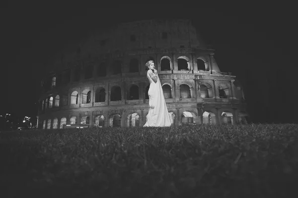 Bonita novia cerca del Coliseo — Foto de Stock