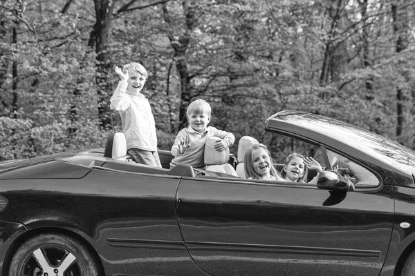 Mutlu çocuk arkadaş araba — Stok fotoğraf