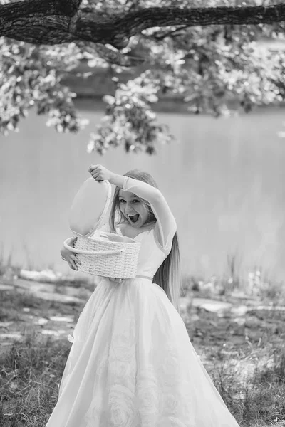 Маленька дівчинка в білій сукні на відкритому повітрі — стокове фото