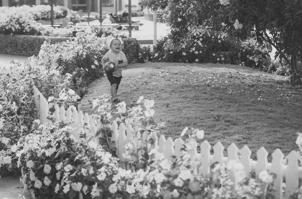 꽃으로 만발한 정원에서 아이 — 스톡 사진