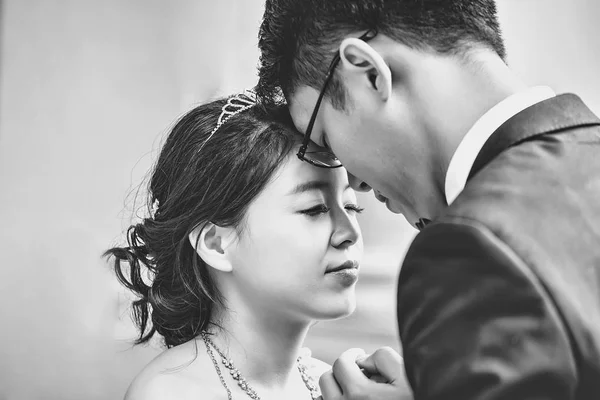 中国のかわいい若い新婚夫婦 — ストック写真