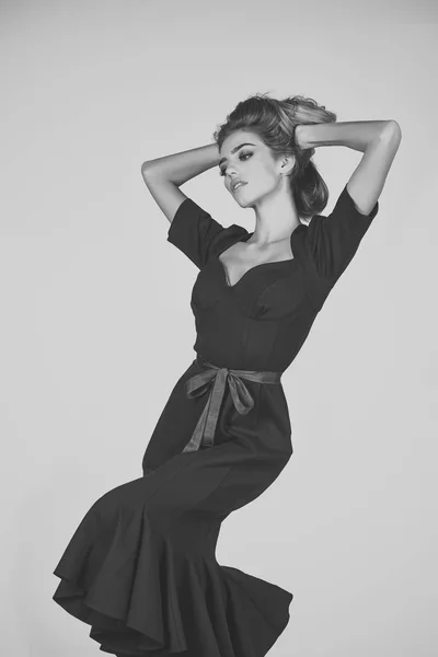 灰色の背景の上のエレガントなスタイルのファッション ポートレートきれいな女性 — ストック写真