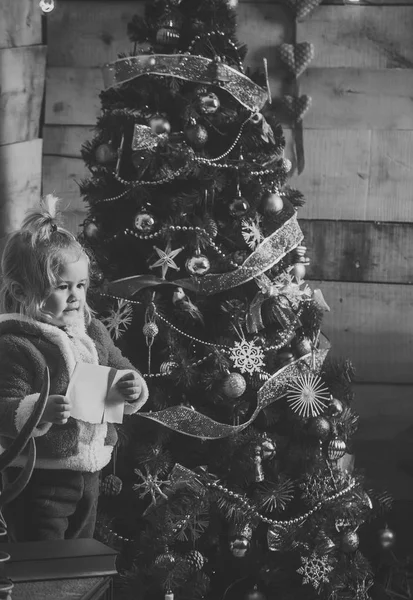 Neujahr kleiner Junge mit Papier. — Stockfoto