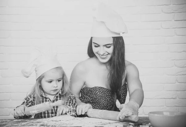 Anne ve çocuk evlat haddeleme pimleri ile hamur — Stok fotoğraf