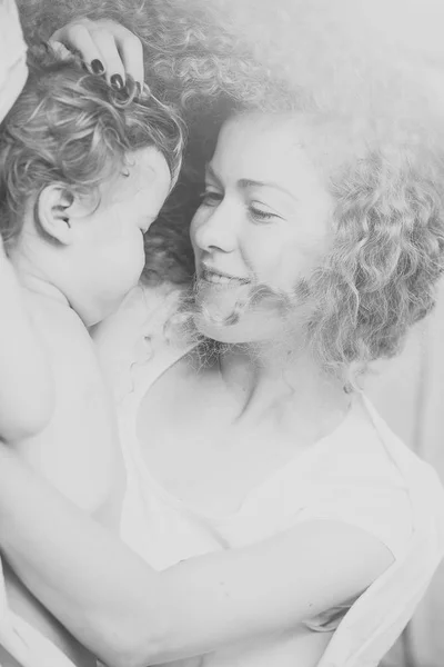 Mãe sorrindo para o bebê — Fotografia de Stock