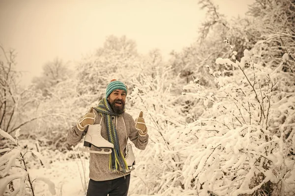 Homem de casaco térmico, barba quente no inverno . — Fotografia de Stock