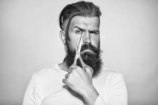 Бородатый мужчина с ножницами — стоковое фото