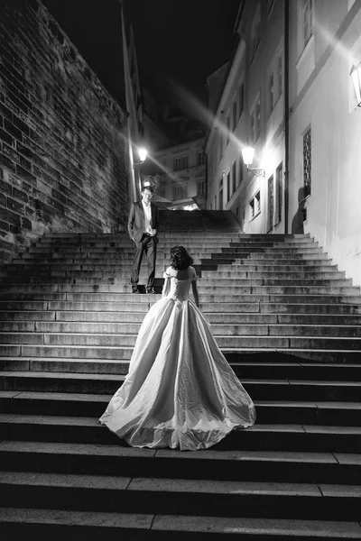 Pretty bride stands on steps — Stock Photo, Image