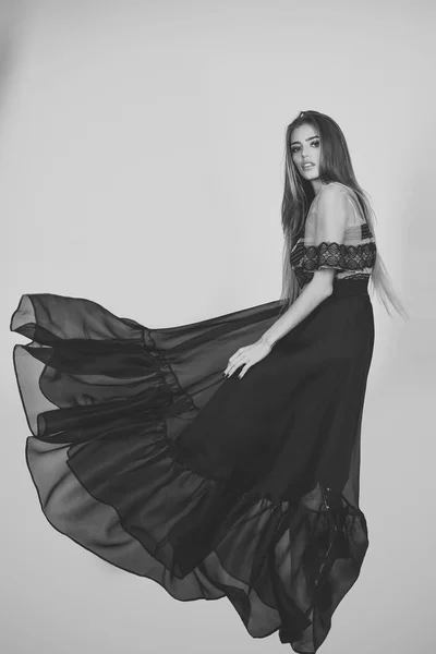 Femme sensuelle en robe à la mode, style . — Photo