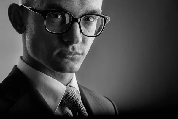 Νεαρός άντρας σε γυαλιά — Φωτογραφία Αρχείου
