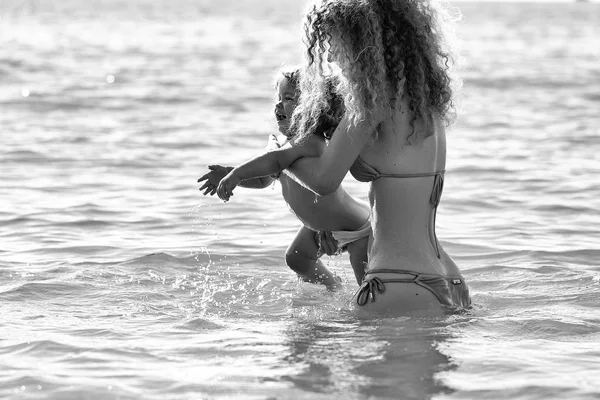 Žena v plavkách s dítětem — Stock fotografie