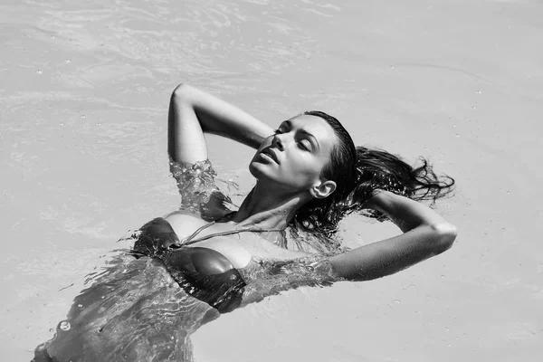 スイミング プールで非常にセクシーな女性 — ストック写真