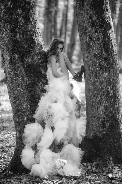 森で可愛いグラマー女性 — ストック写真