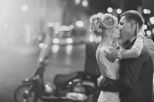 Couple de mariage la nuit rue de la ville — Photo