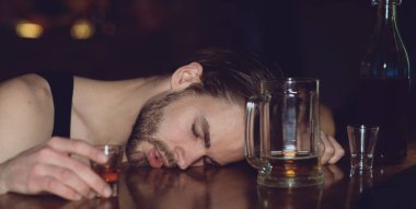Alkol kötüye kullanımı. Güçlü alkollü içecek ve bira barda içtikten sonra uyku dostum. Alkollü adam adlı bar counter uyku. Alkol bağımlısı alkol içki ile. Alkol bağımlılığı ve kötü alışkanlık
