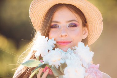 Doğal güzellik ve spa terapisi. Uzun saçlı kız yaz. yüz ve cilt bakımı. Yaz aylarında seyahat. Bahar kadın. Bahar ve tatil. Kadın moda makyaj ile. çiçekler. Yeni bir hayat