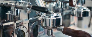 Espresso makinesi parçaları. Ticari kahve makinesi. Kahve makinesi kahve dükkanında. Paslanmaz çelik Kahve demlemek için cihaz pişirme. Kafede demlenmiş espresso. Tüm favori kahve